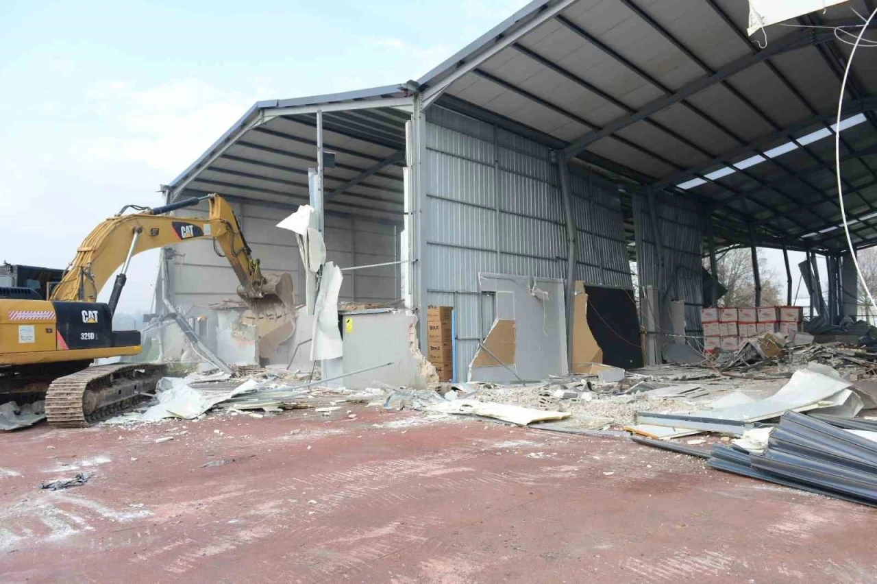 Nil&uuml;fer&rsquo;de 2 ka&ccedil;ak yapı yıkıldı
