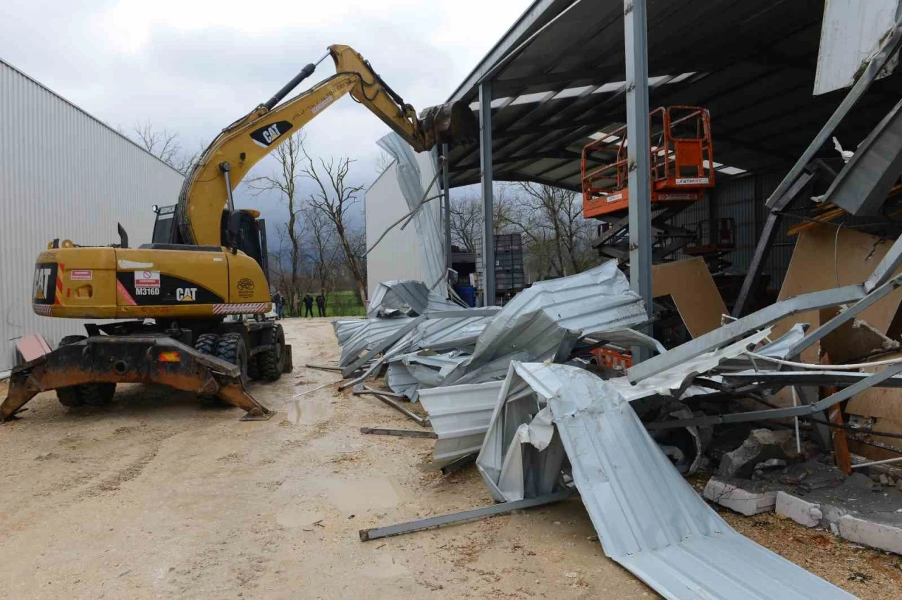 Nil&uuml;fer&rsquo;de 3 yıkım birden
