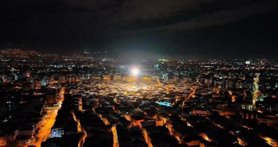 Nil&uuml;fer&rsquo;de gelişi g&uuml;zel atılan havai fişekler geceyi aydınlattı, binlerce kuşun hayatını kararttı
