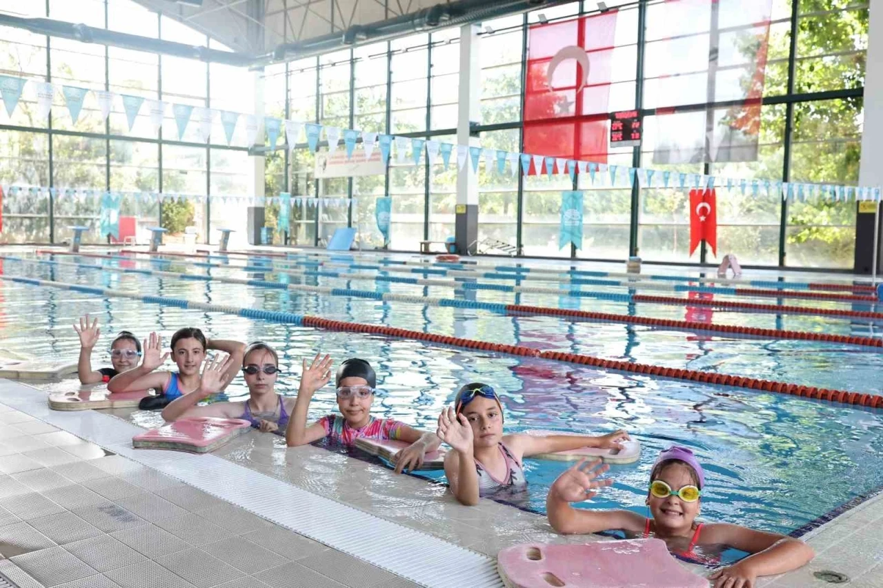 Nil&uuml;fer&rsquo;de kırsal mahallelerdeki &ccedil;ocuklar y&uuml;zme &ouml;ğreniyor
