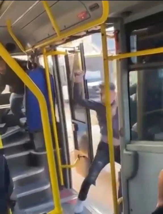 Nilüfer’de otobüsü satırla bastı
