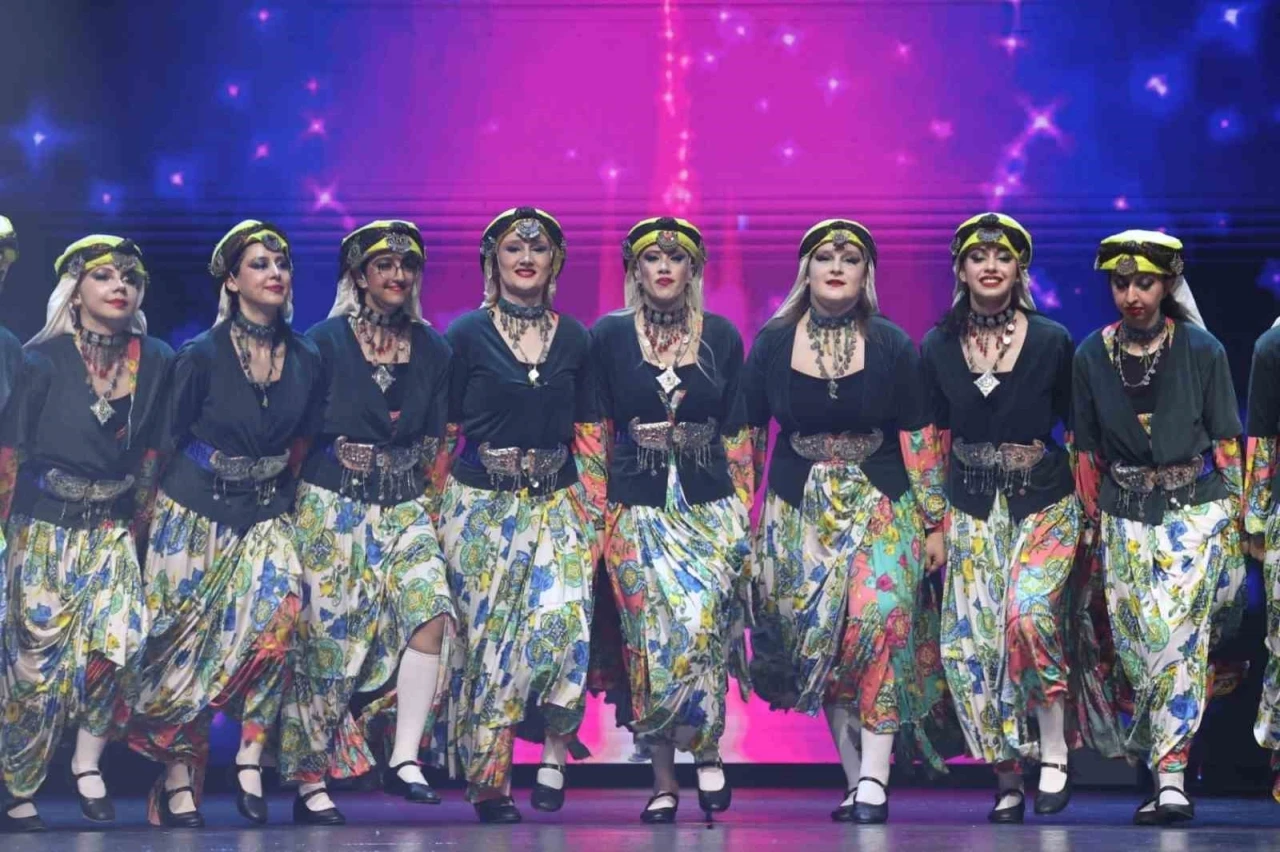 Nil&uuml;fer&rsquo;in dans&ccedil;ılarından g&ouml;rsel ş&ouml;len
