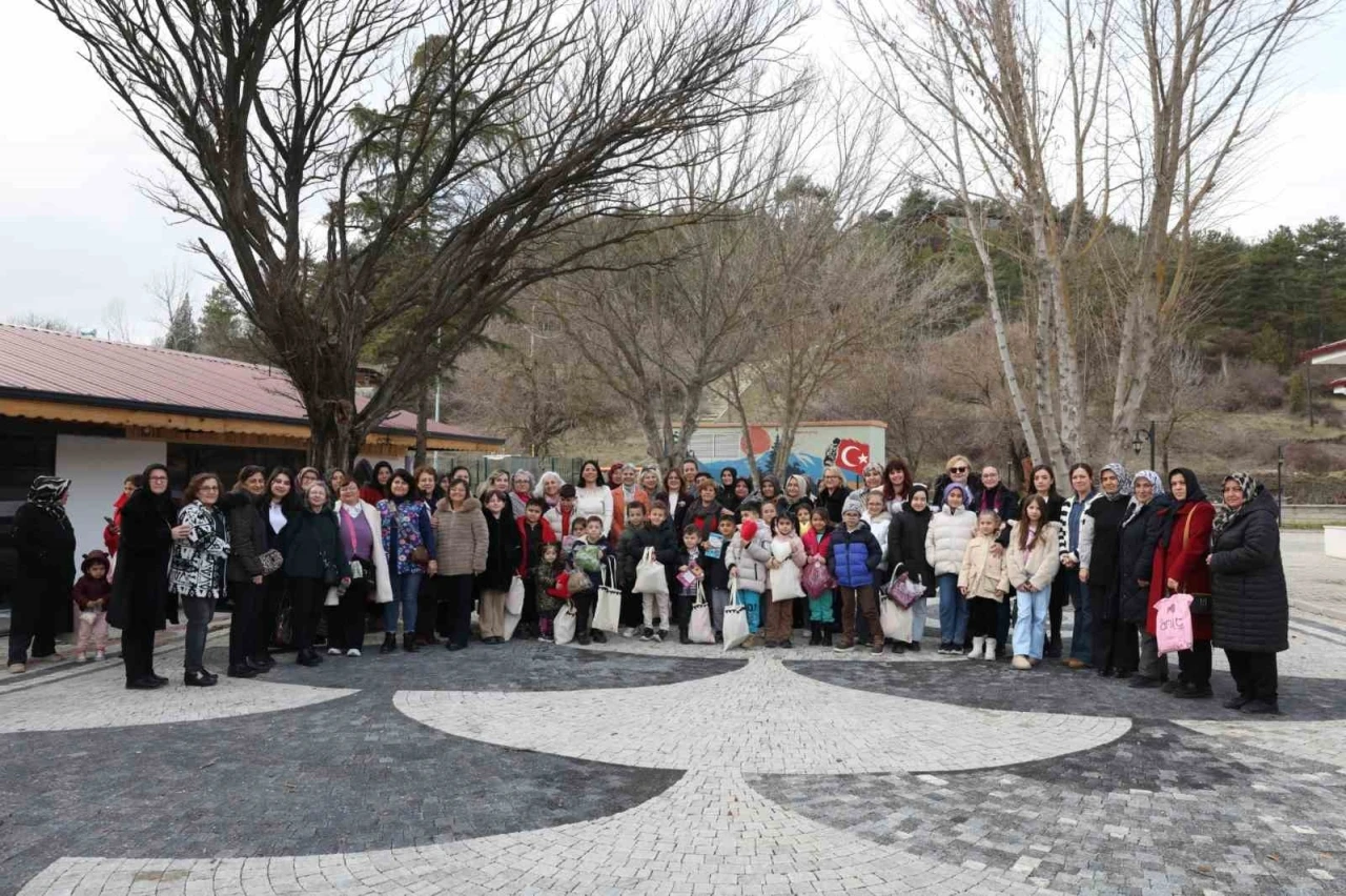 Nil&uuml;ferli kadınların hediyeleri Harmancık&rsquo;a ulaştı
