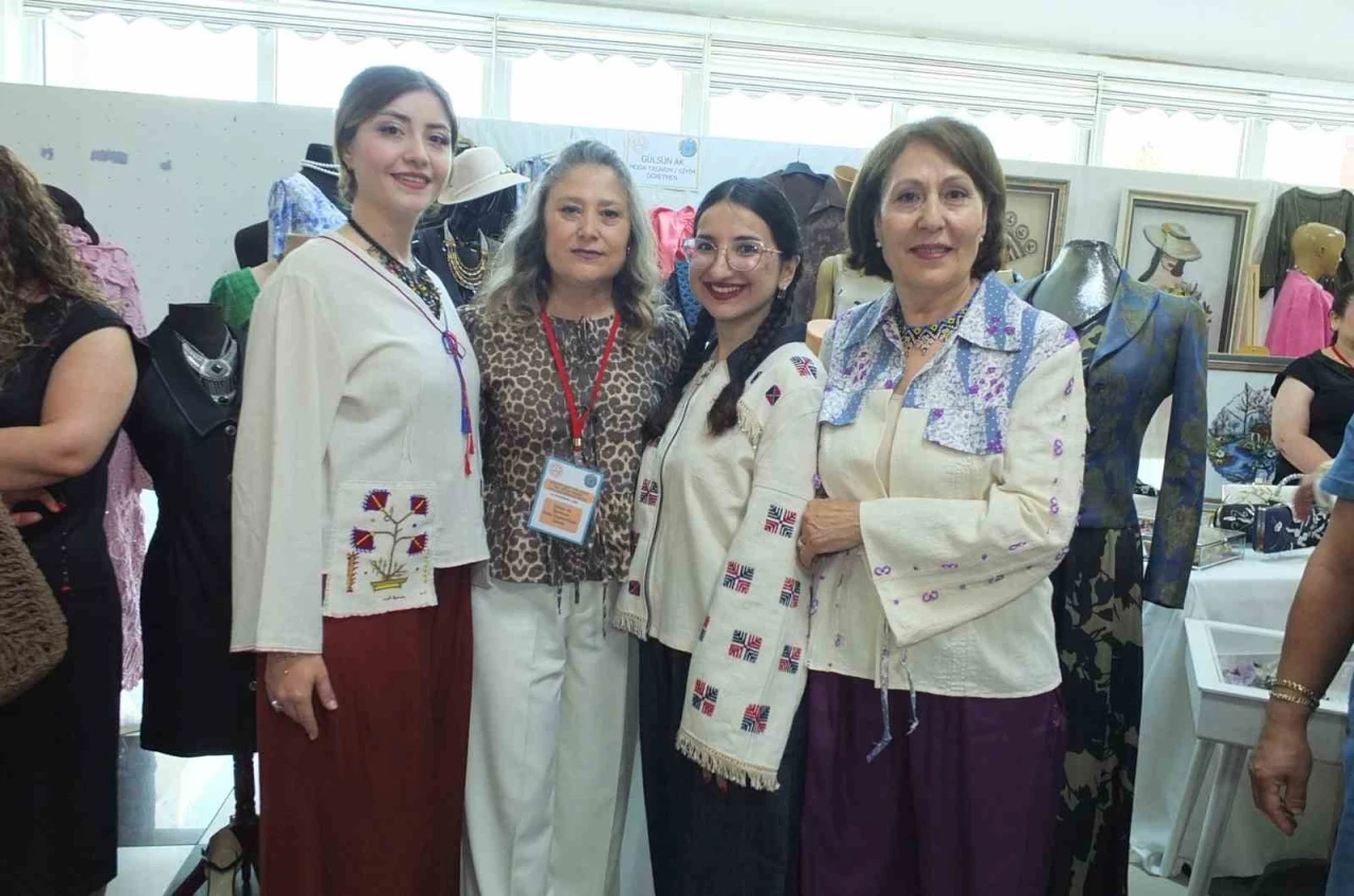 Ninelerinin dokuduğu kumaşlardan dikilen bluzlarla defileye 