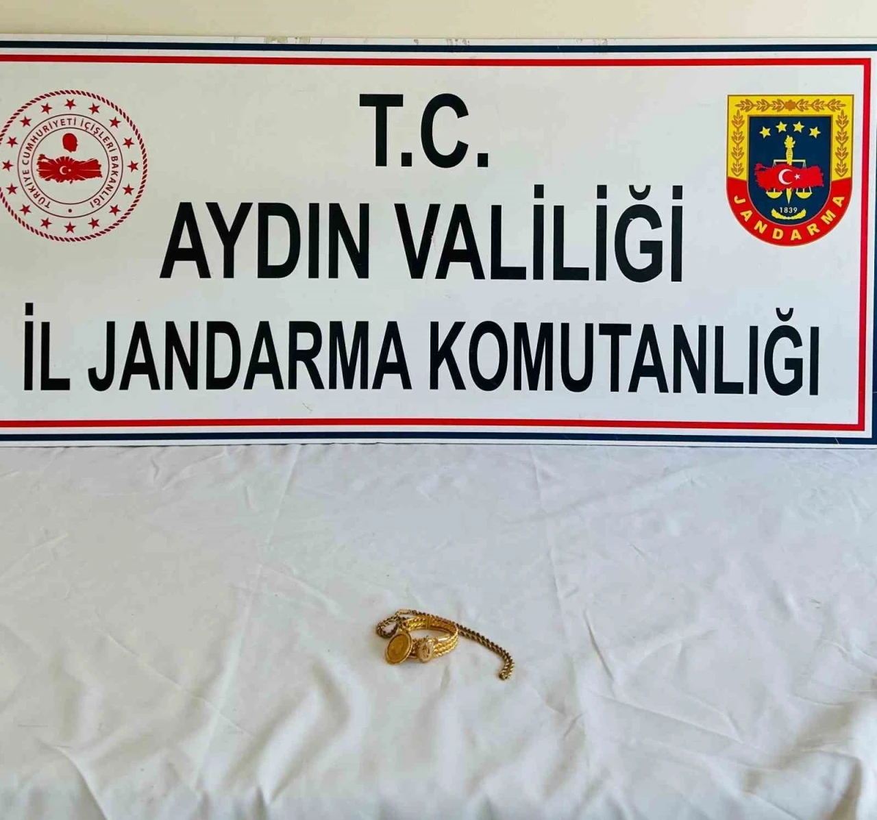 Nişanda takılan altınları alıp kaçtı, jandarma yakalayıp teslim etti
