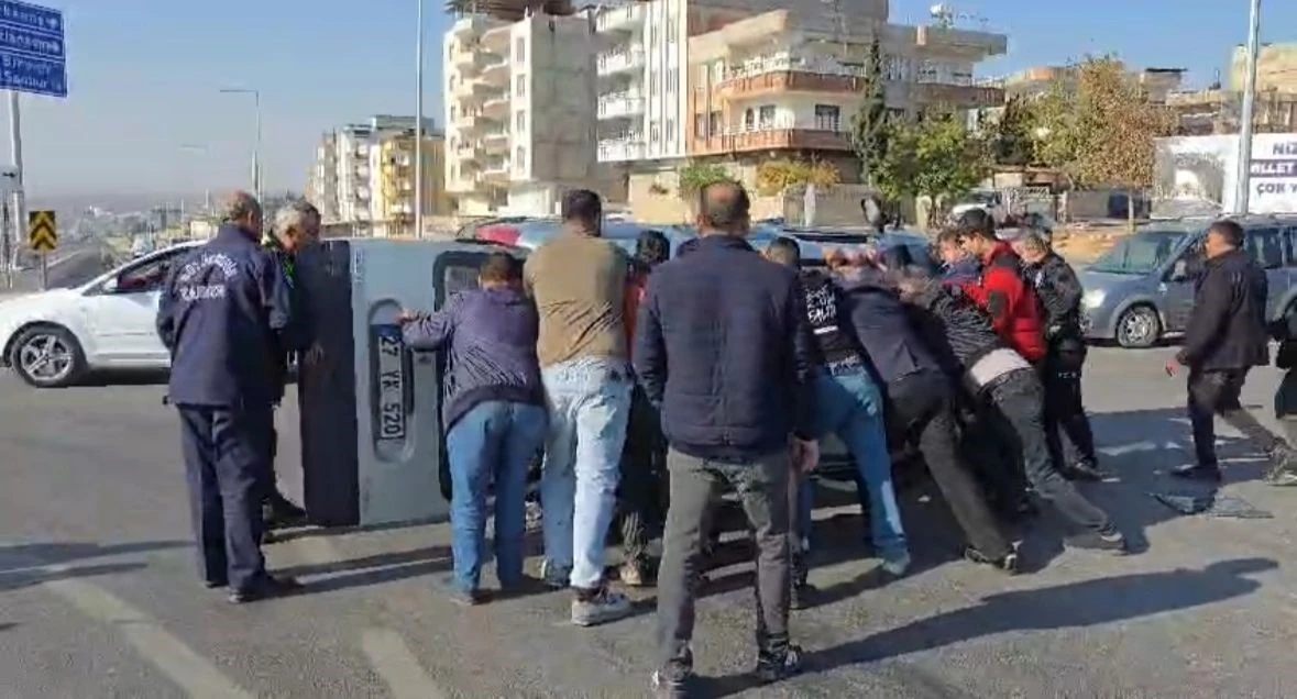 Nizip Otogar Kavşağı’nda çarpışan iki araçta maddi hasar meydana geldi

