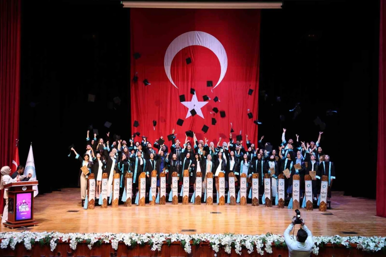 N&Ouml;H&Uuml;&rsquo;de mezuniyet sevinci
