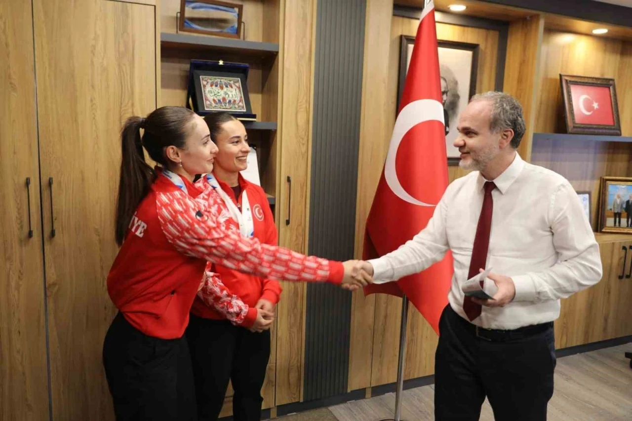 NÖHÜ mezunu milli sporculardan Rektör Uslu’ya ziyaret
