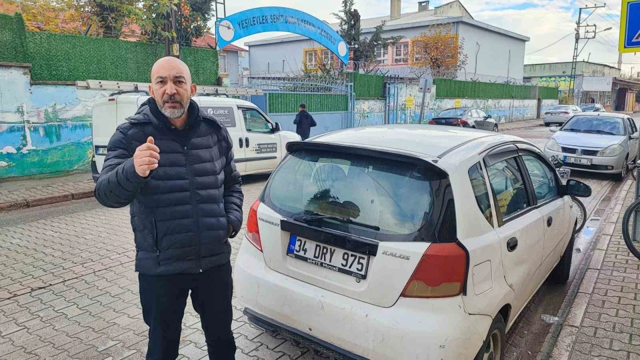 O anlar kamerada: Okul &ouml;n&uuml;nde &ouml;ğretmene &ouml;nce yumruk attı, ardından ateş etti
