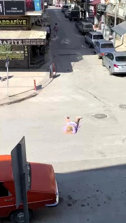 O kadın hastaneden ka&ccedil;ıp yine kendini ara&ccedil;ların &ouml;n&uuml;ne attı
