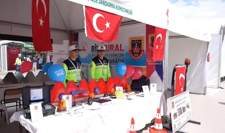 Ödemiş’te Jandarma trafik ekiplerinden fuar alanında bilgilendirme standı
