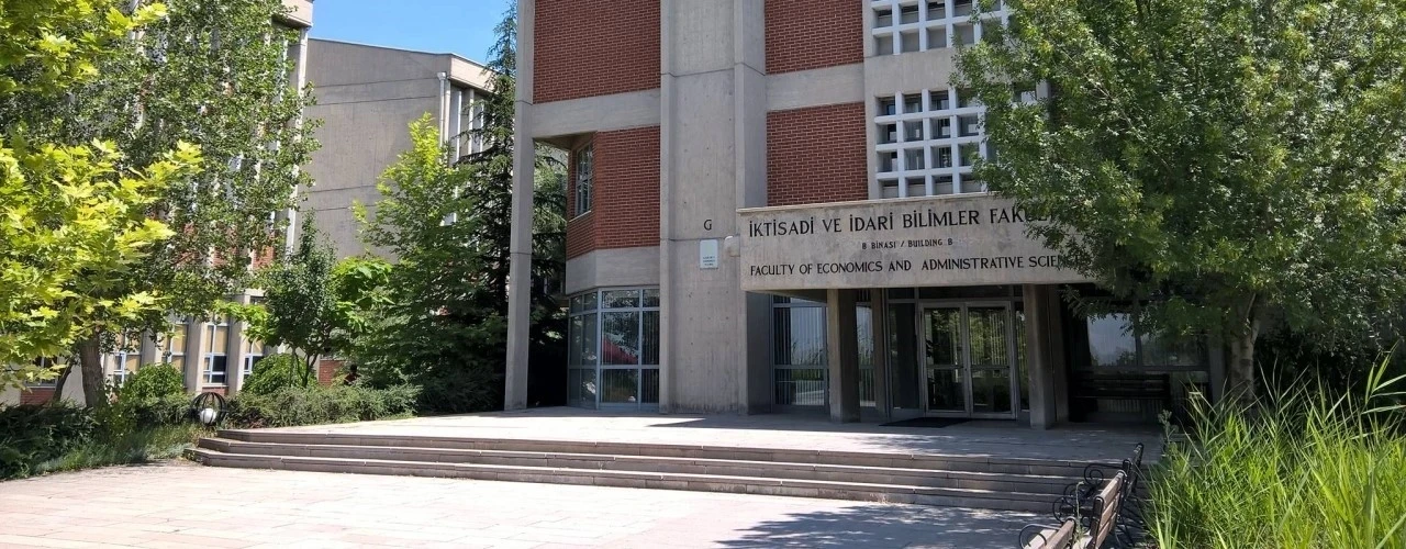 ODTÜ mezuniyetinde dansöz skandalı
