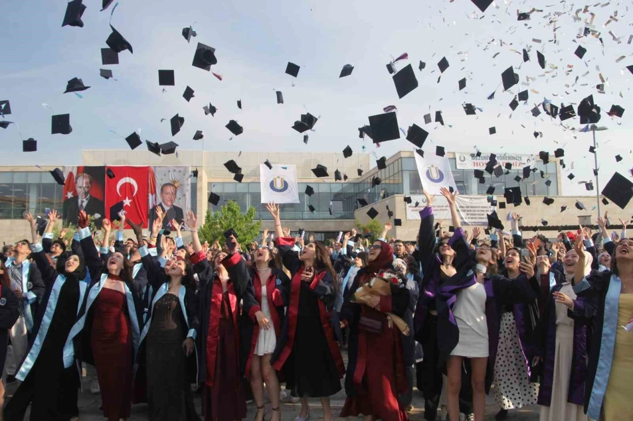 OD&Uuml;&rsquo;de 3 bin 200 &ouml;ğrencinin mezuniyet heyecanı
