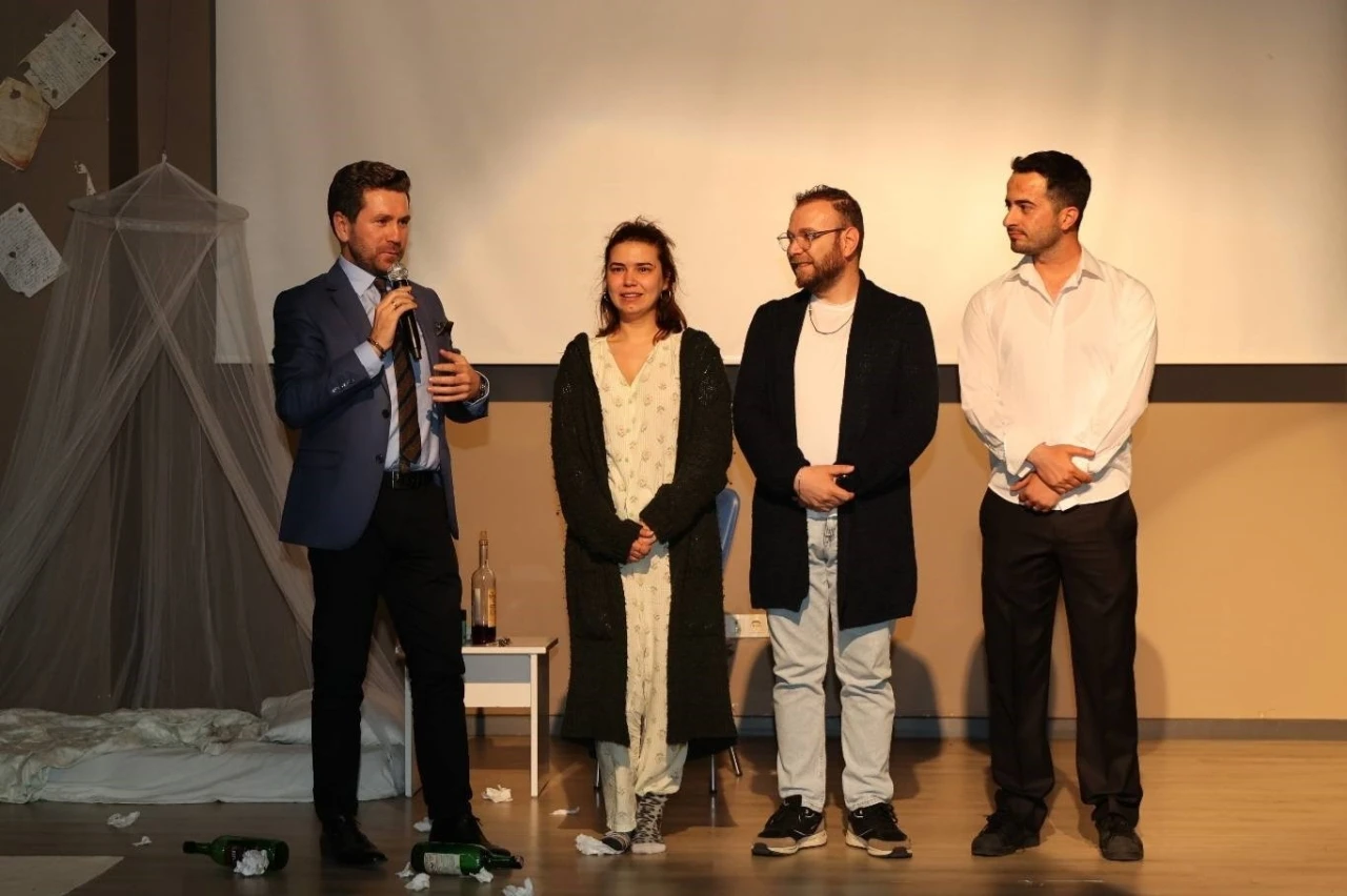 Ödüllü tiyatro oyunu Tavas’ta seyirciyle buluştu
