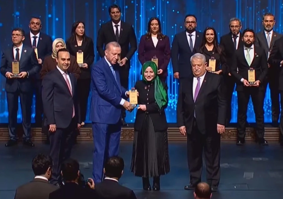 &Ouml;d&uuml;l&uuml;n&uuml; Cumhurbaşkanın elinden aldı
