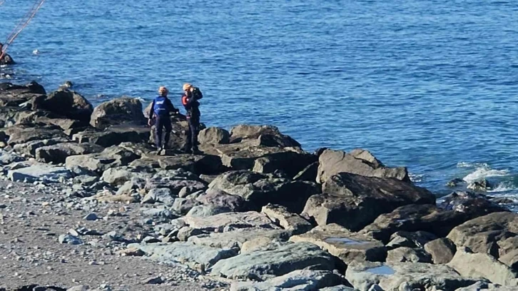Odun toplamak i&ccedil;in gittiği sahilde dalgalar arasında kaybolan kadını arama &ccedil;alışmaları 6. g&uuml;n&uuml;nde s&uuml;r&uuml;yor
