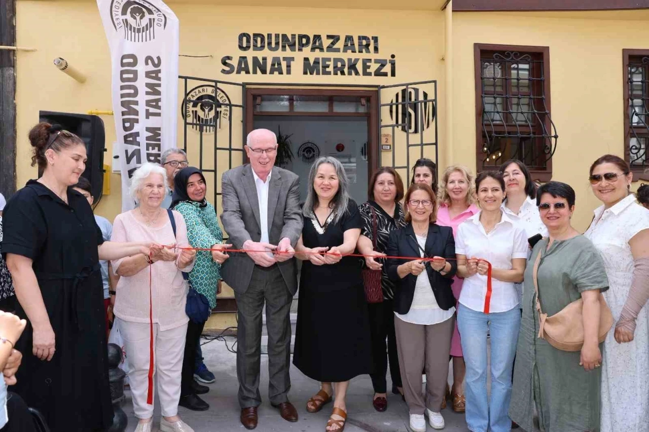 Odunpazarı Belediyesi Halk Merkezleri ‘Yıl Sonu Çini Sergisi’ açıldı
