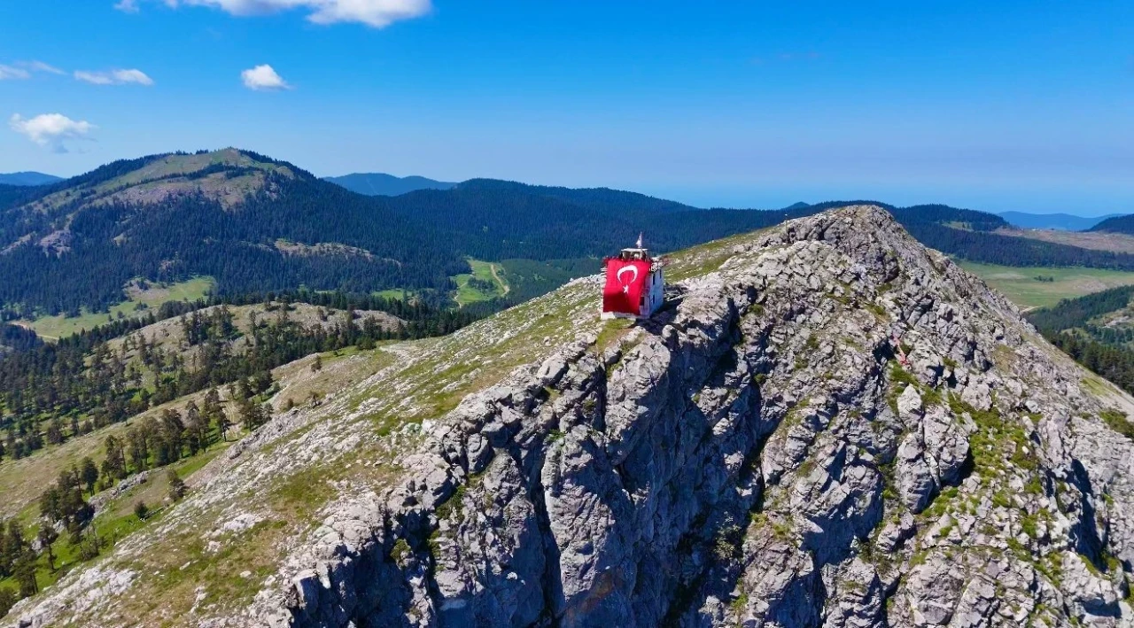 Off-road tutkunları 1850 rakımda T&uuml;rk bayrağı a&ccedil;tı
