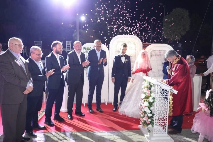 Oğlu ve gelinin nikahını Başkan Muharrem Akçadurak kıydı
