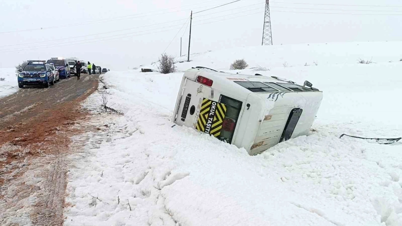 &Ouml;ğrenci servisi devrildi: 10 yaralı
