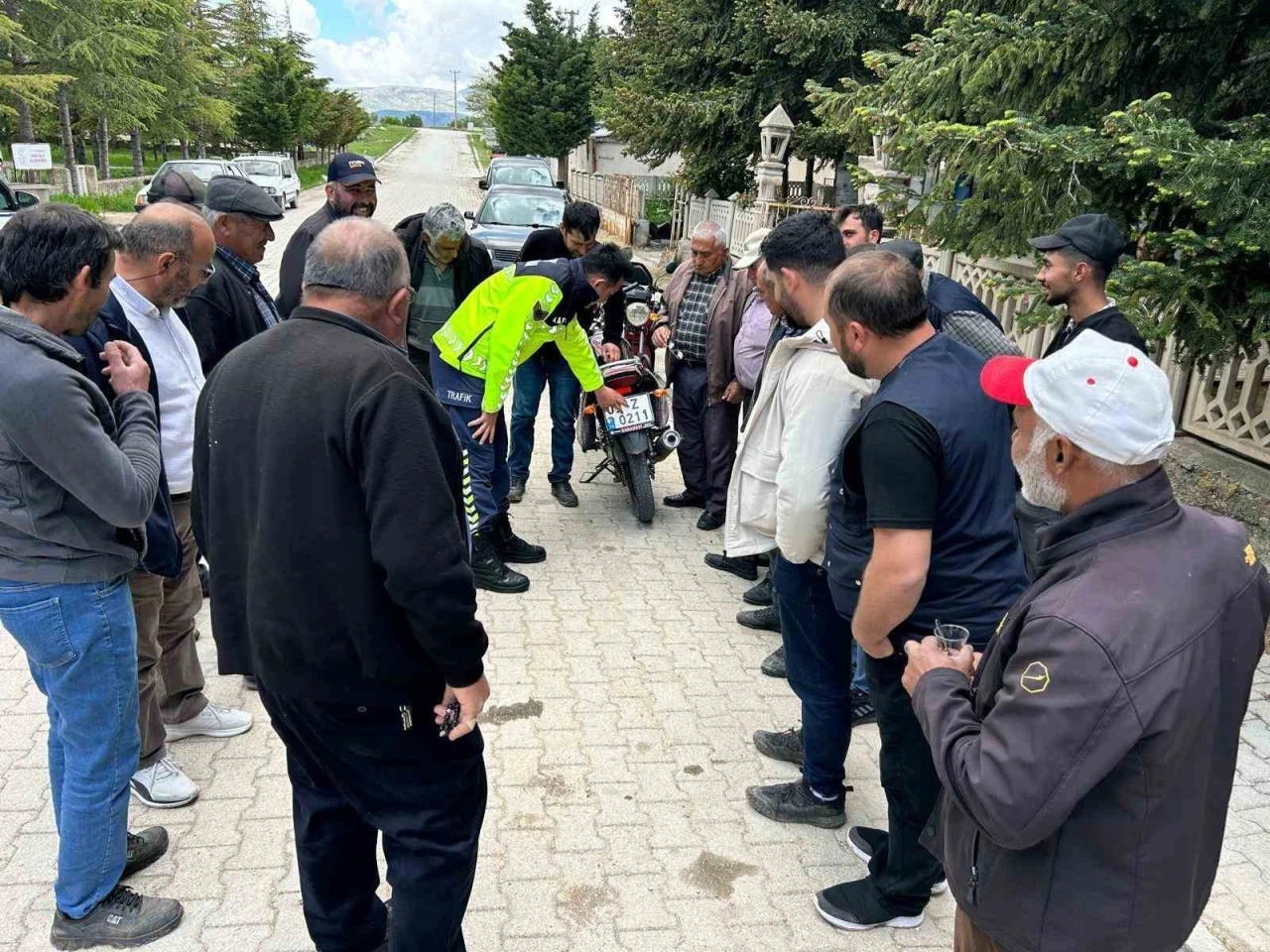 &Ouml;ğrenci ve vatandaşlara g&uuml;venli trafik anlatıldı
