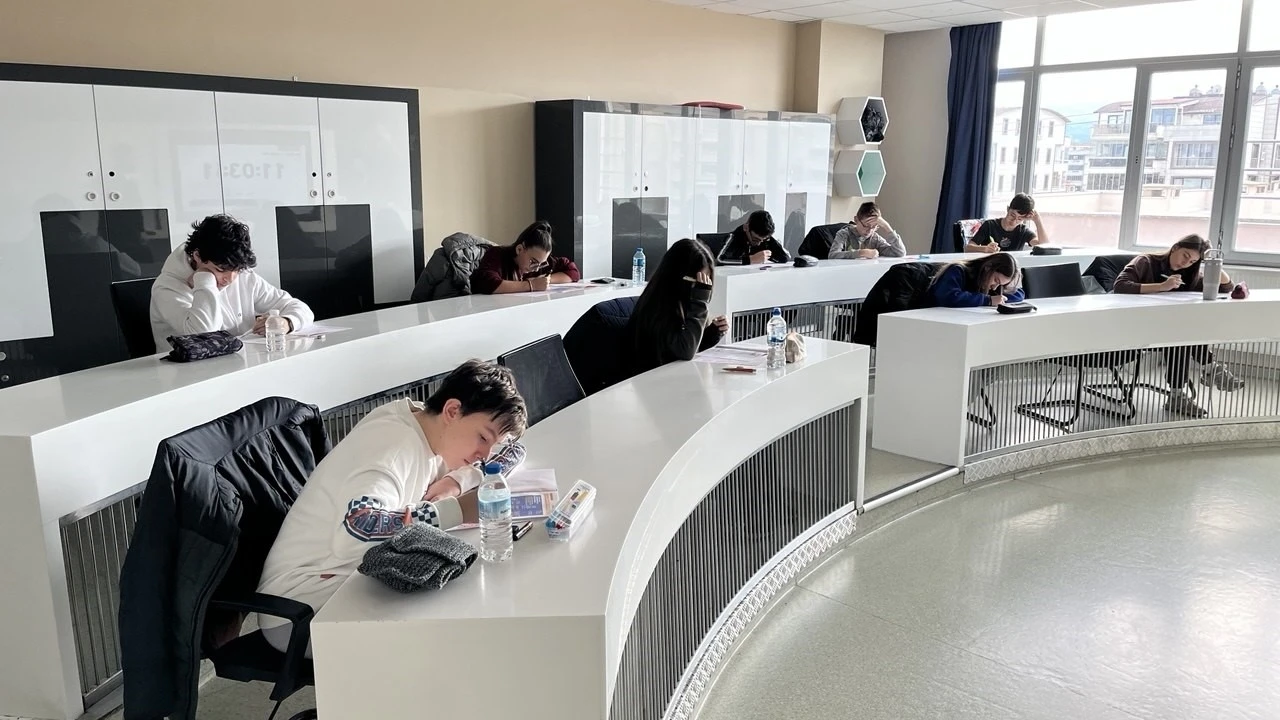 &Ouml;ğrenci ve velileri sınav heyecanı sardı
