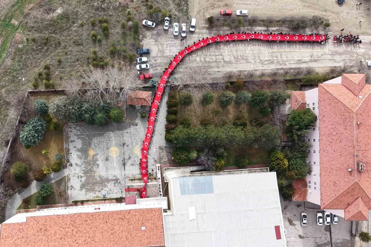 &Ouml;ğrenciler, 150 metrelik dev T&uuml;rk bayrağıyla okula giriş yaptı
