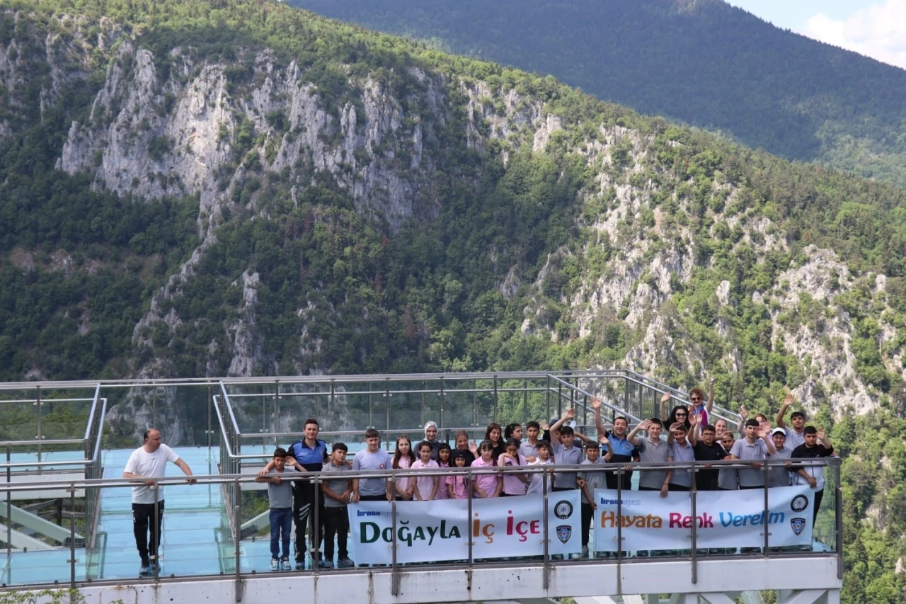 &Ouml;ğrenciler 450 metre y&uuml;ksekteki seyir terası ve kanyonu gezdi
