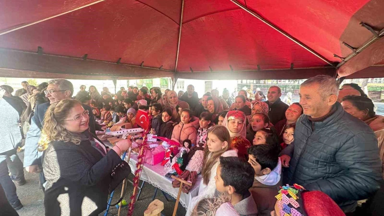 &Ouml;ğrenciler &rsquo;ailenin &ouml;nemine&rsquo; oyuncaklarla dikkat &ccedil;ekti
