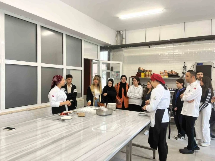 &Ouml;ğrenciler aş&ccedil;ılık mesleğini &ouml;ğrendi
