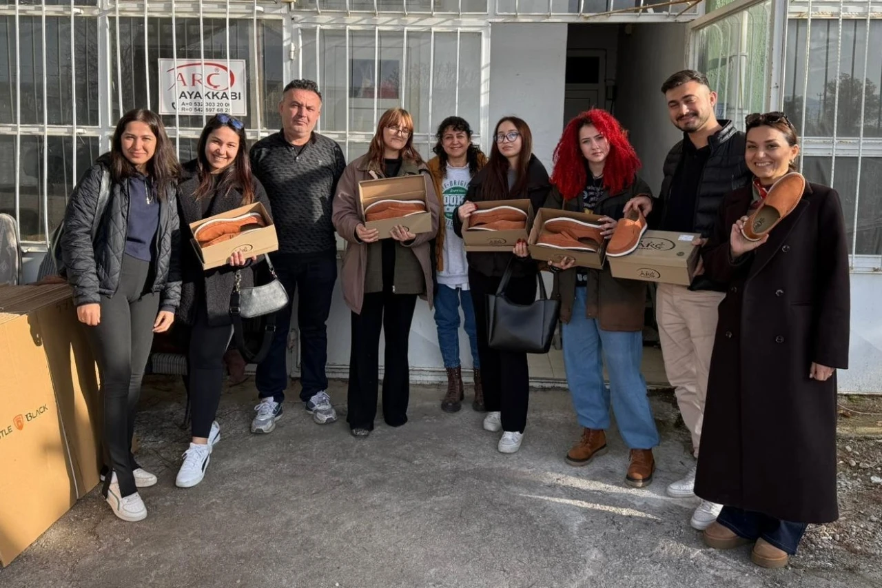 Öğrenciler babalarına ayakkabı yaptı
