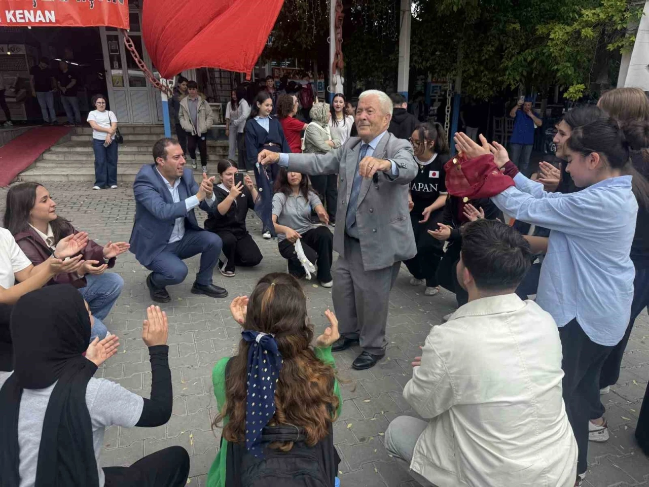 &Ouml;ğrenciler balık yeme yarışması yaptı, birinci 4 &ccedil;ipura kazandı

