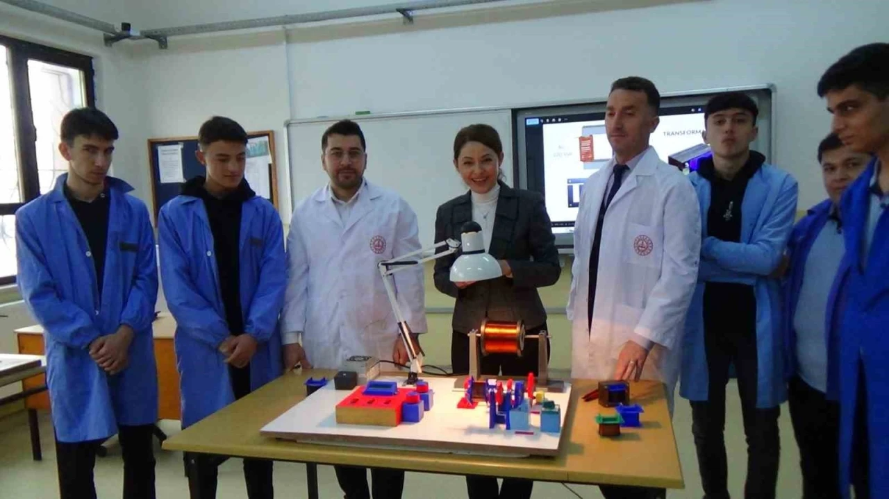 &Ouml;ğrenciler depodaki atıl malzemelerden trafo sarma makinesi yaptı
