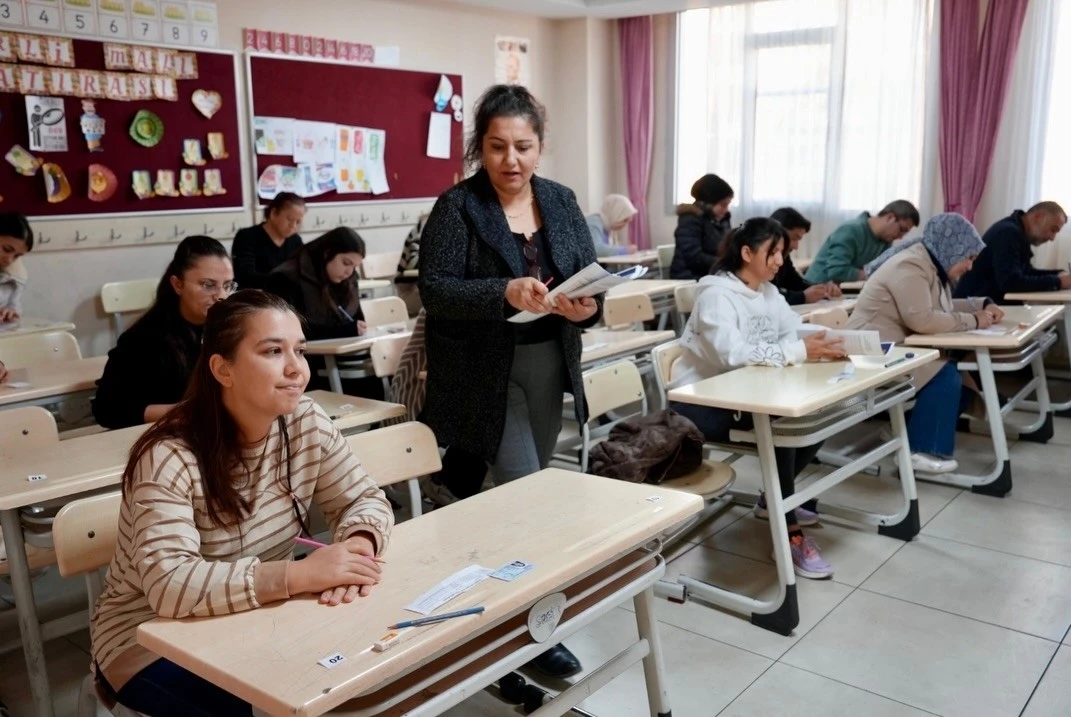 &Ouml;ğrenciler dışarıda, veliler sınavda
