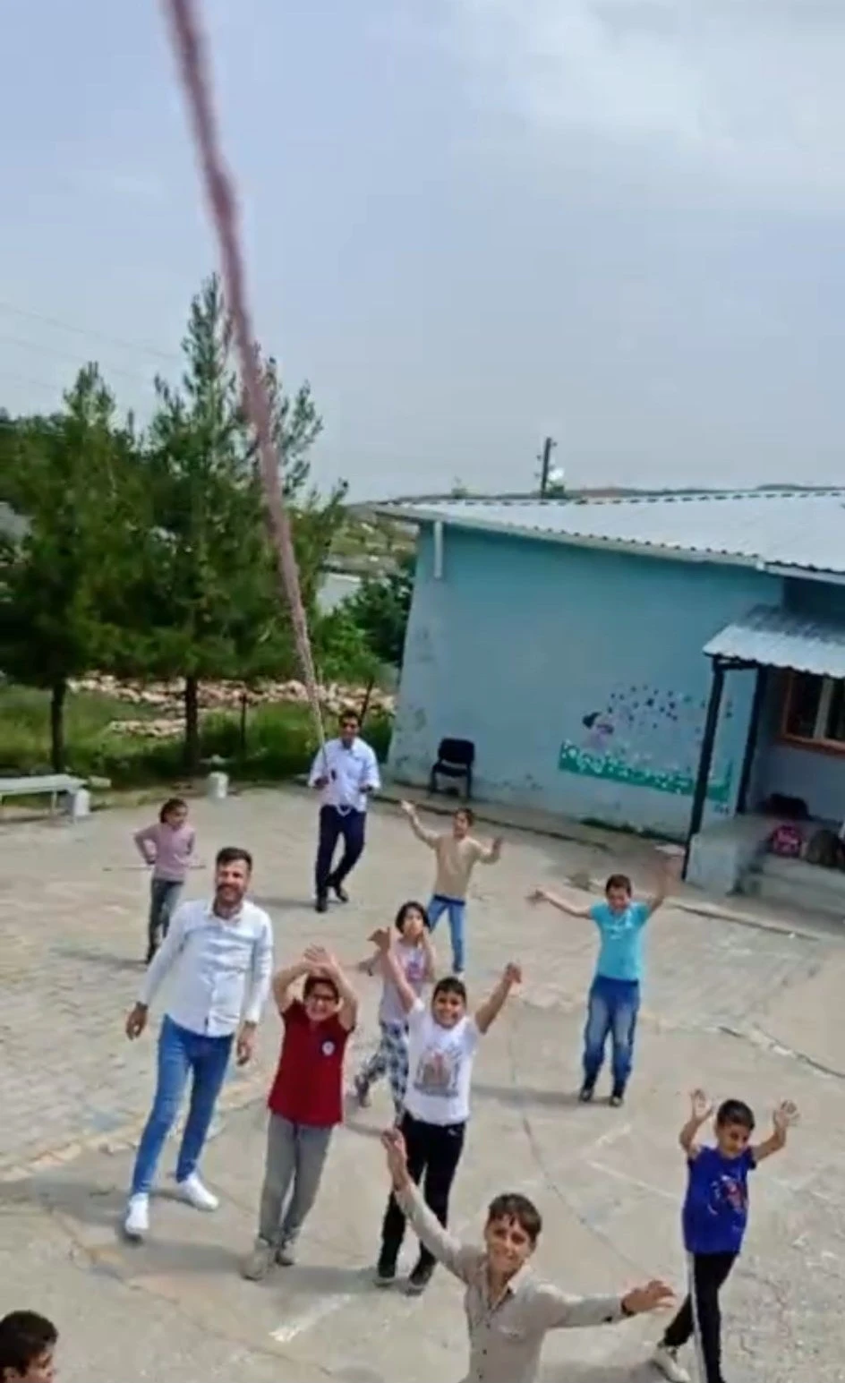 Öğrenciler dron istedi, öğretmenler uçurtmadan yaptı

