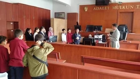 Öğrenciler duruşma salonunda hukuk ve adalet dersi yaptı

