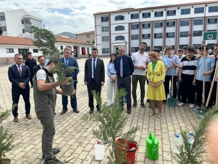 Öğrenciler gelecekleri için fidan diktiler
