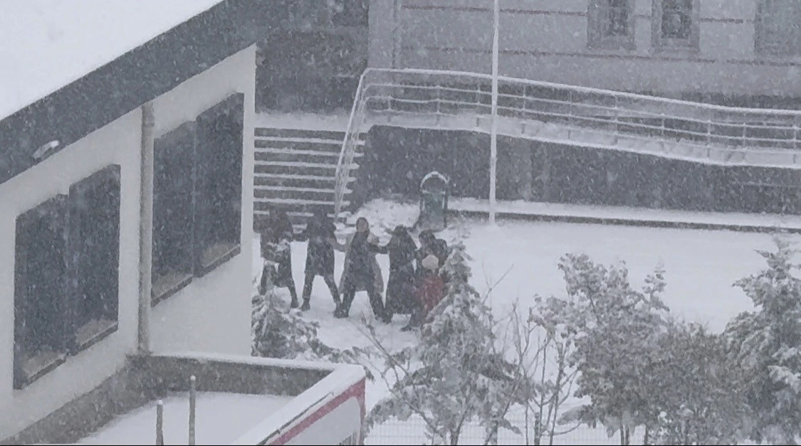 &Ouml;ğrenciler karın keyfini okul hoparl&ouml;r&uuml;nden &ccedil;alınan oyun havasıyla &ccedil;ıkardı
