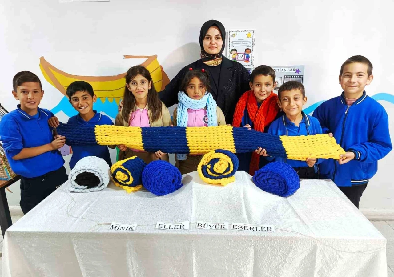 Öğrenciler kendi atkılarını örerek kışa hazırlanıyor
