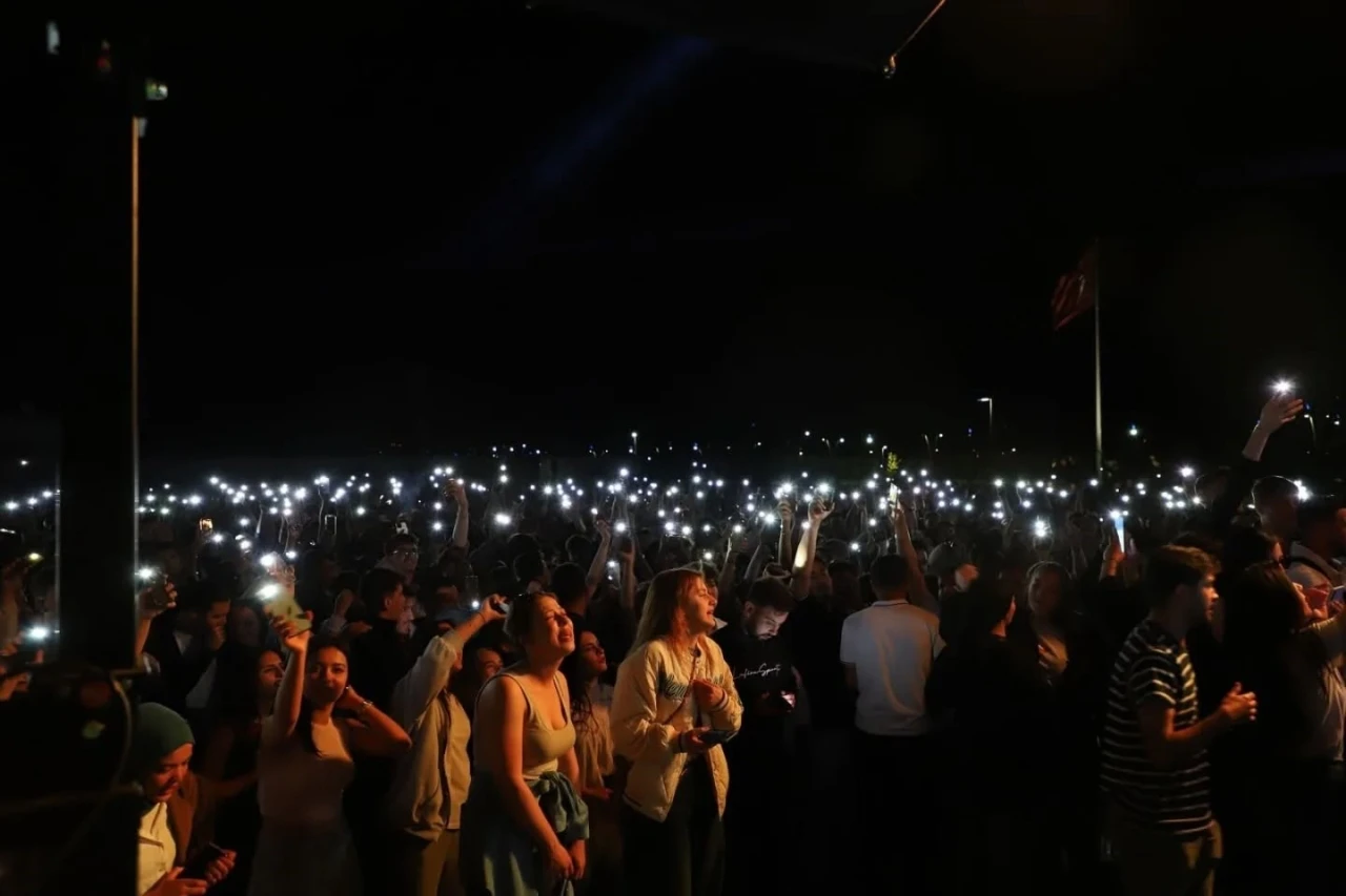 Öğrenciler konserle stres attı
