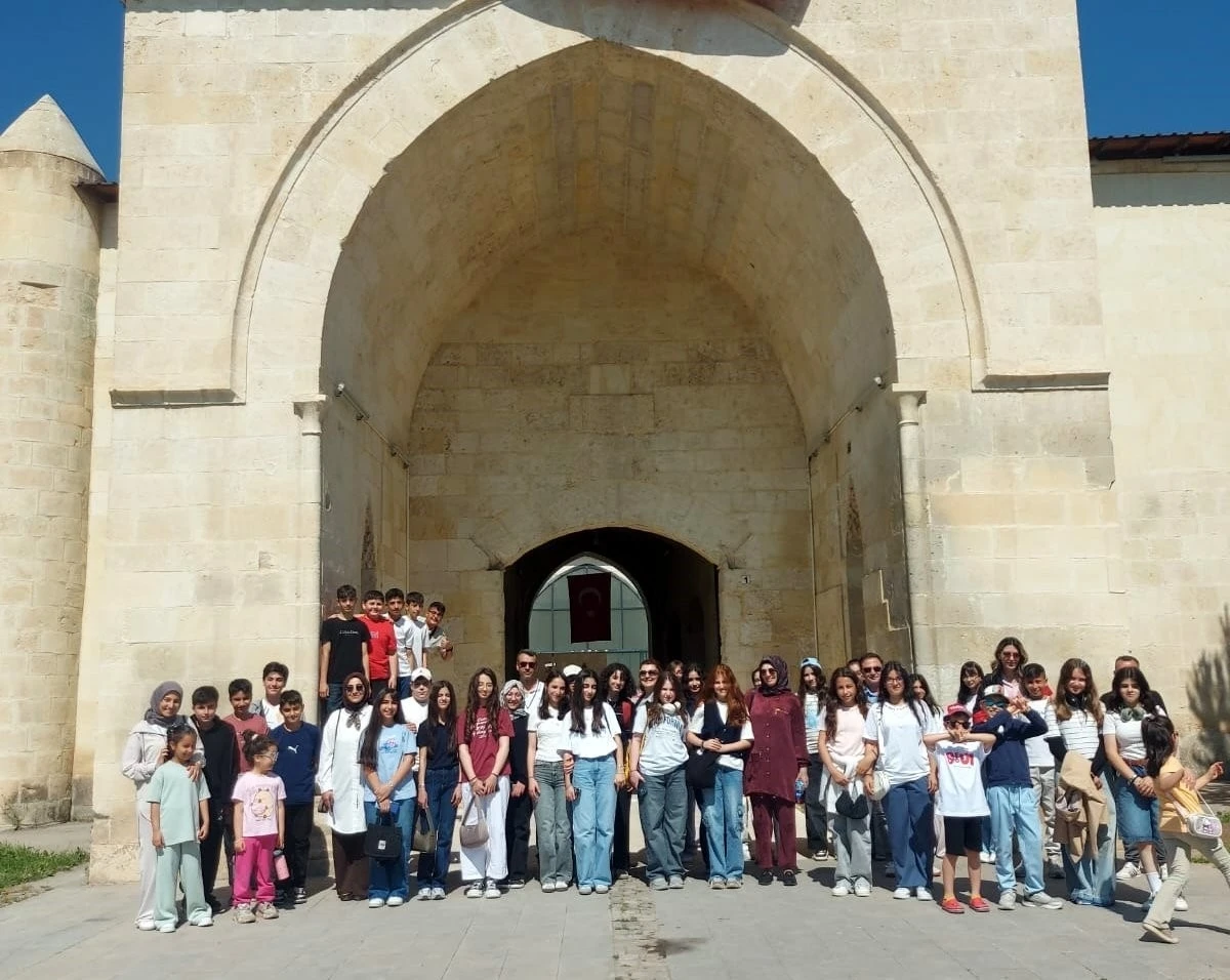 &Ouml;ğrenciler Mamahatun T&uuml;rbesi ve Kervansarayı&rsquo;nı yerinde inceledi
