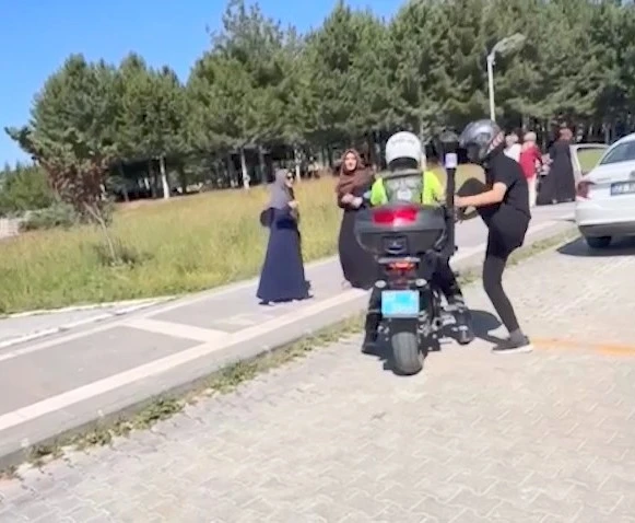 &Ouml;ğrenciler, polisler tarafından sınava yetiştirildi
