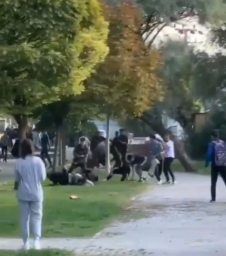 &Ouml;ğrenciler sa&ccedil; baş birbirine girdi
