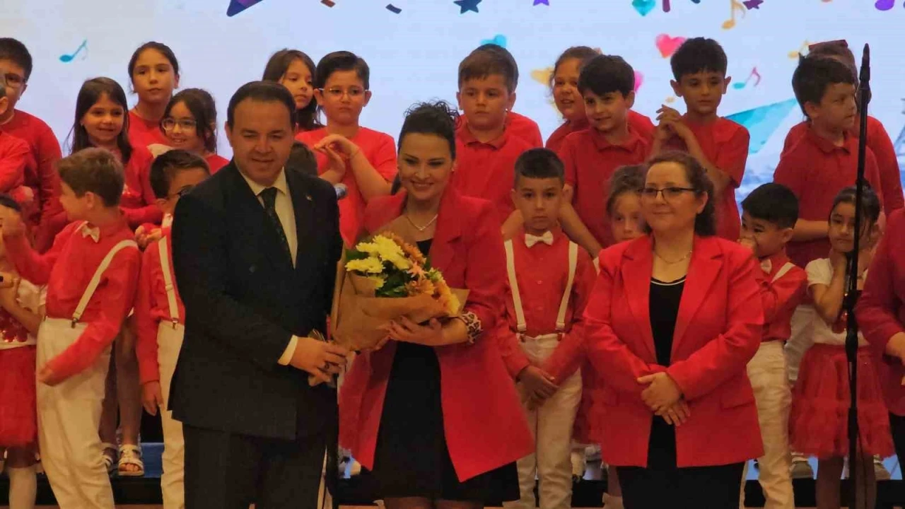 &Ouml;ğrenciler sahnede devleşti, Maarif &Ouml;ğrenci Korosu b&uuml;y&uuml;k ilgi g&ouml;rd&uuml;
