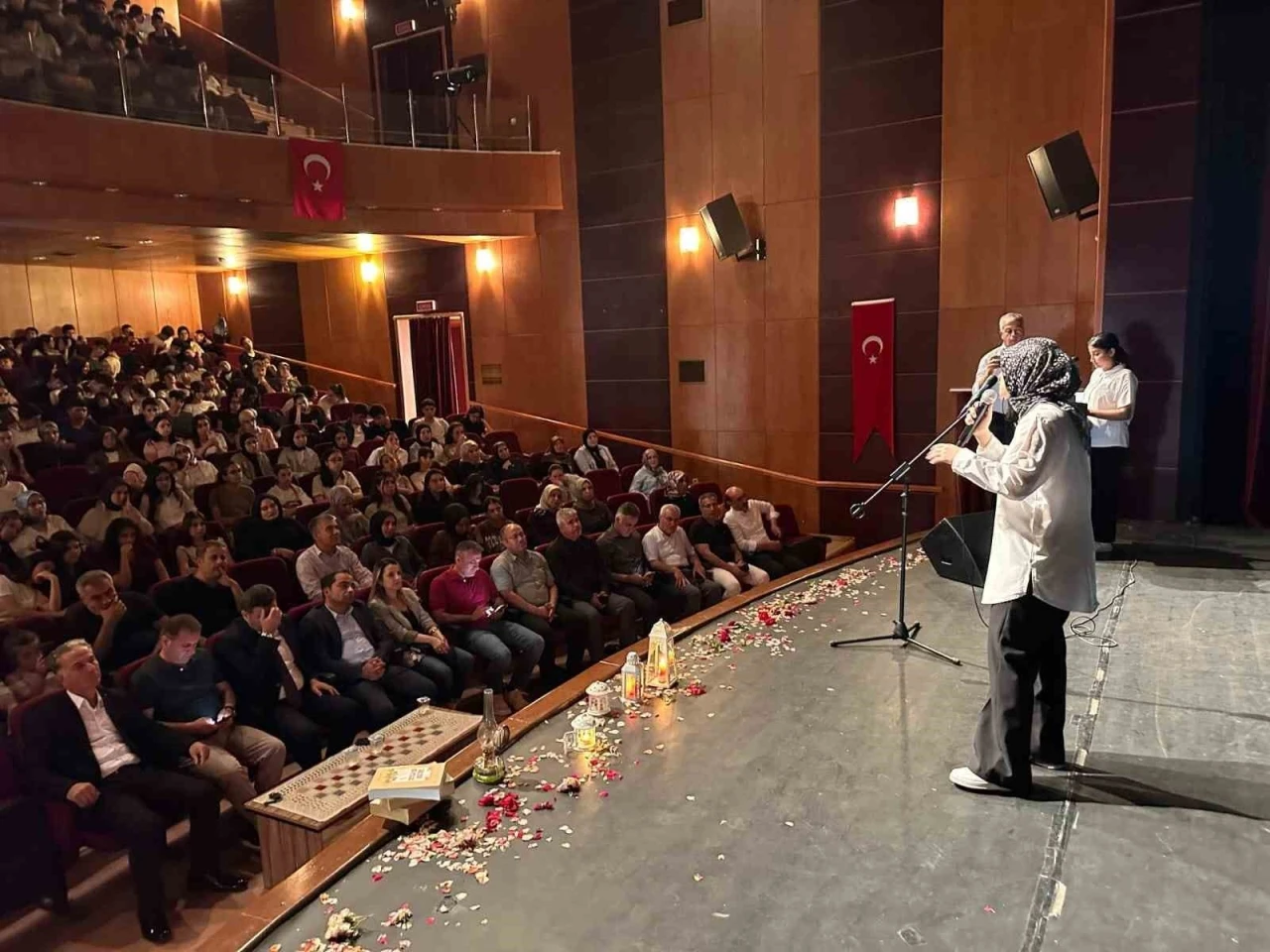 Öğrenciler, şiir ve müzikseverlere unutulmaz bir gün yaşattı
