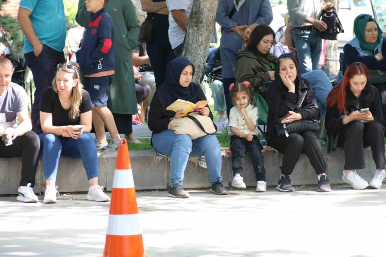 Öğrenciler sınfta ter döktü veliler dışarıda dua etti
