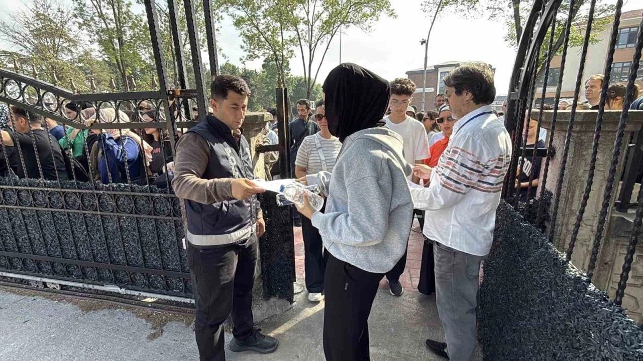 &Ouml;ğrenciler sıralarda, veliler ise okulun &ccedil;evresinde ter d&ouml;kmeye başladı
