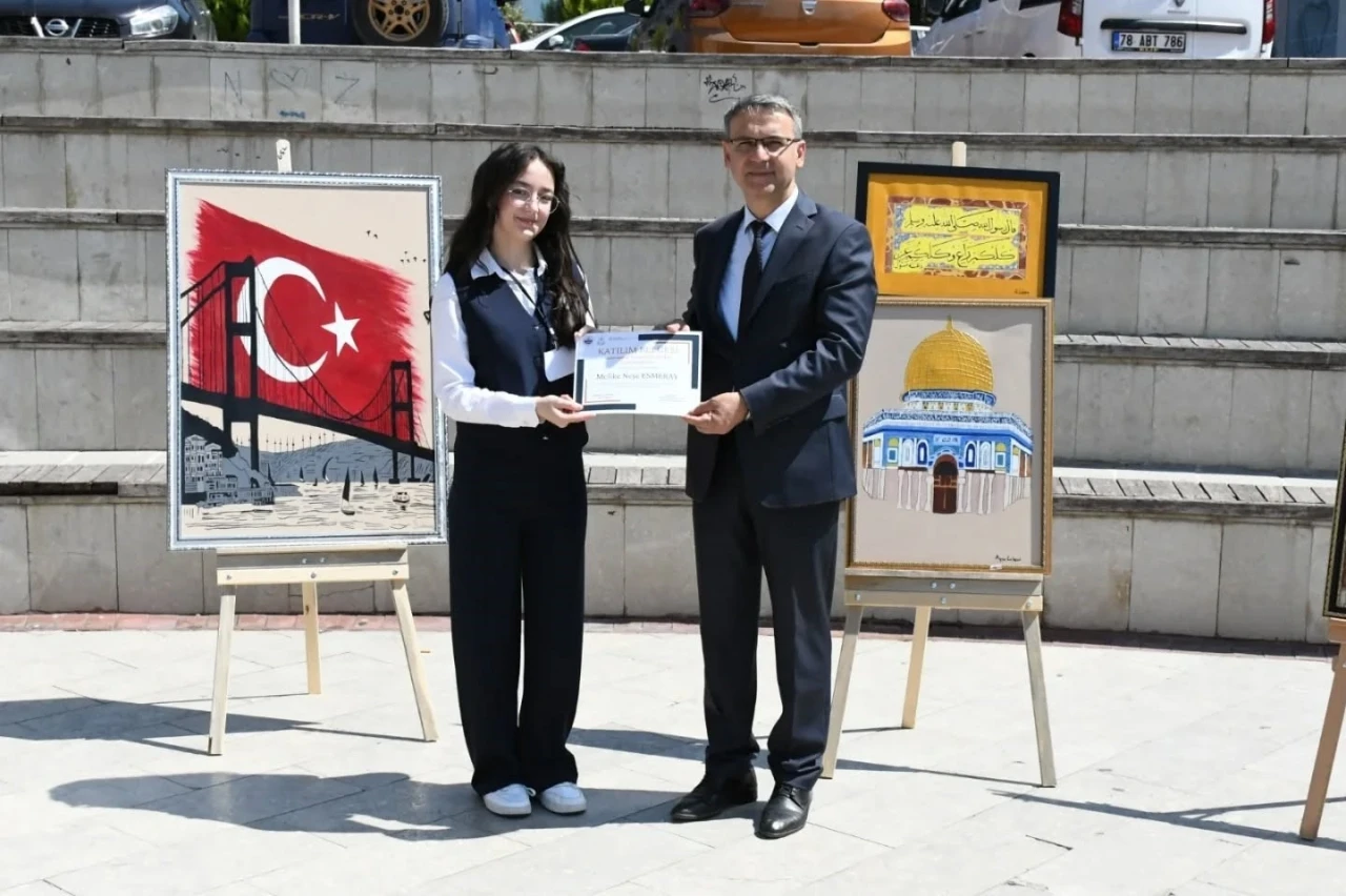 Öğrenciler tarafından yapılan resimler sergilendi

