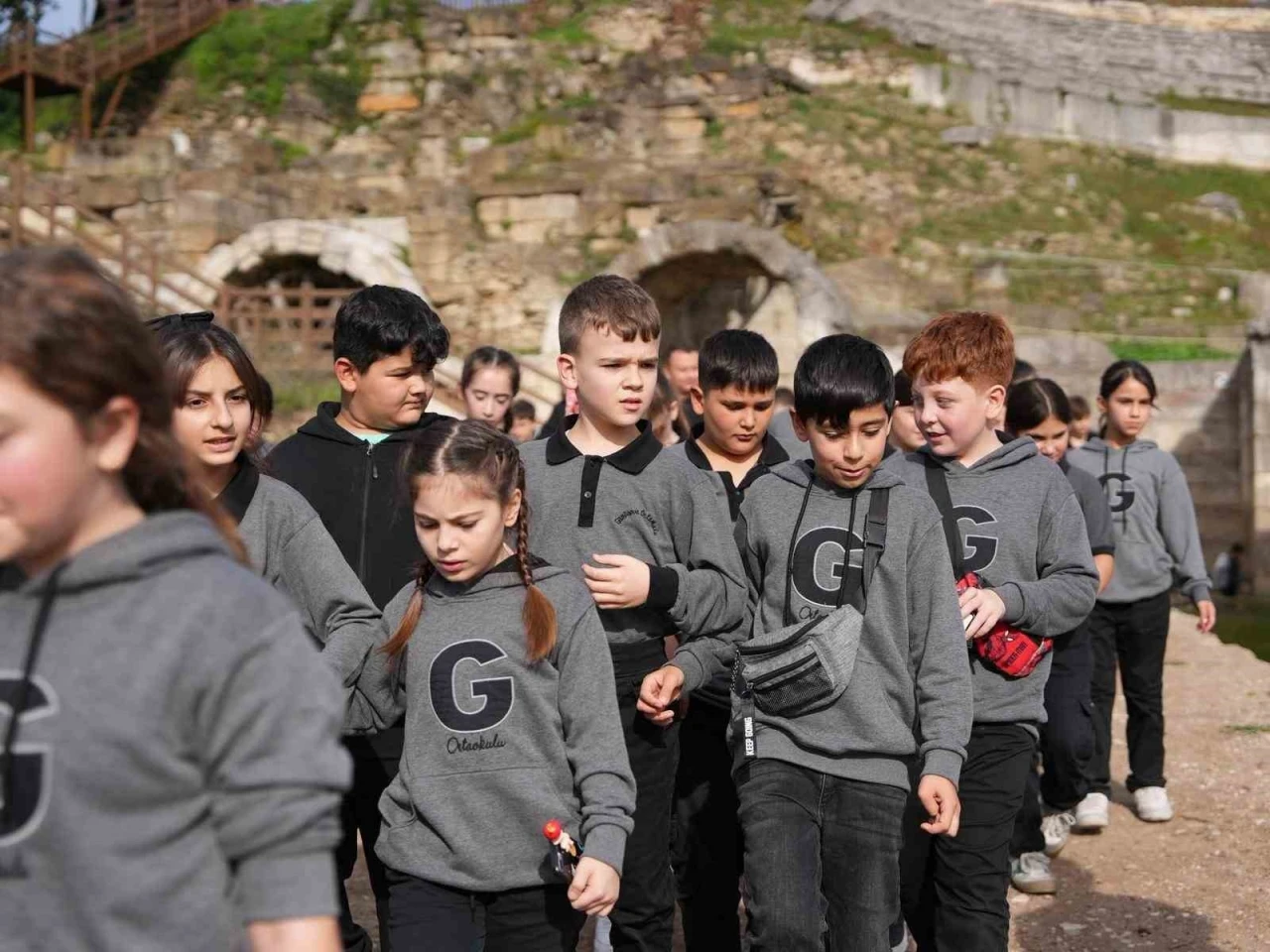 Öğrenciler tarihi dokuyu hayranlıkla inceledi
