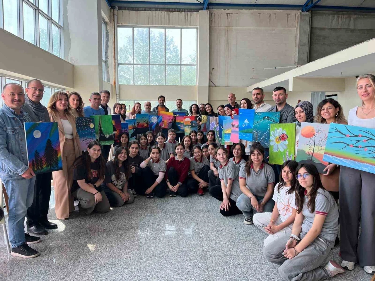 Öğrenciler velileriyle birlikte resim yaptı
